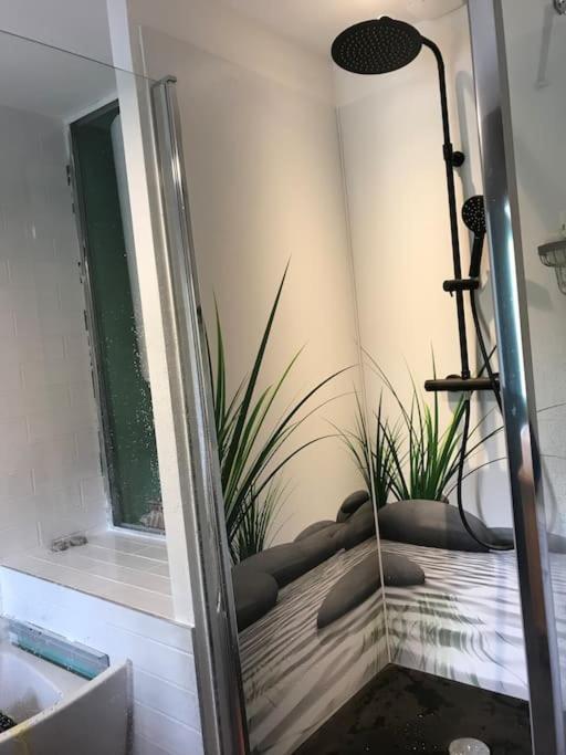 Villa Les Terrasses Dans La Nature Avec Piscine A 2 Pas De Lyon, Metro A 15Mn A Pied Pour Lyon Centre En 10Mn Ou Bus A 300M Pour Lyon Centre อูลแลงส์ ภายนอก รูปภาพ